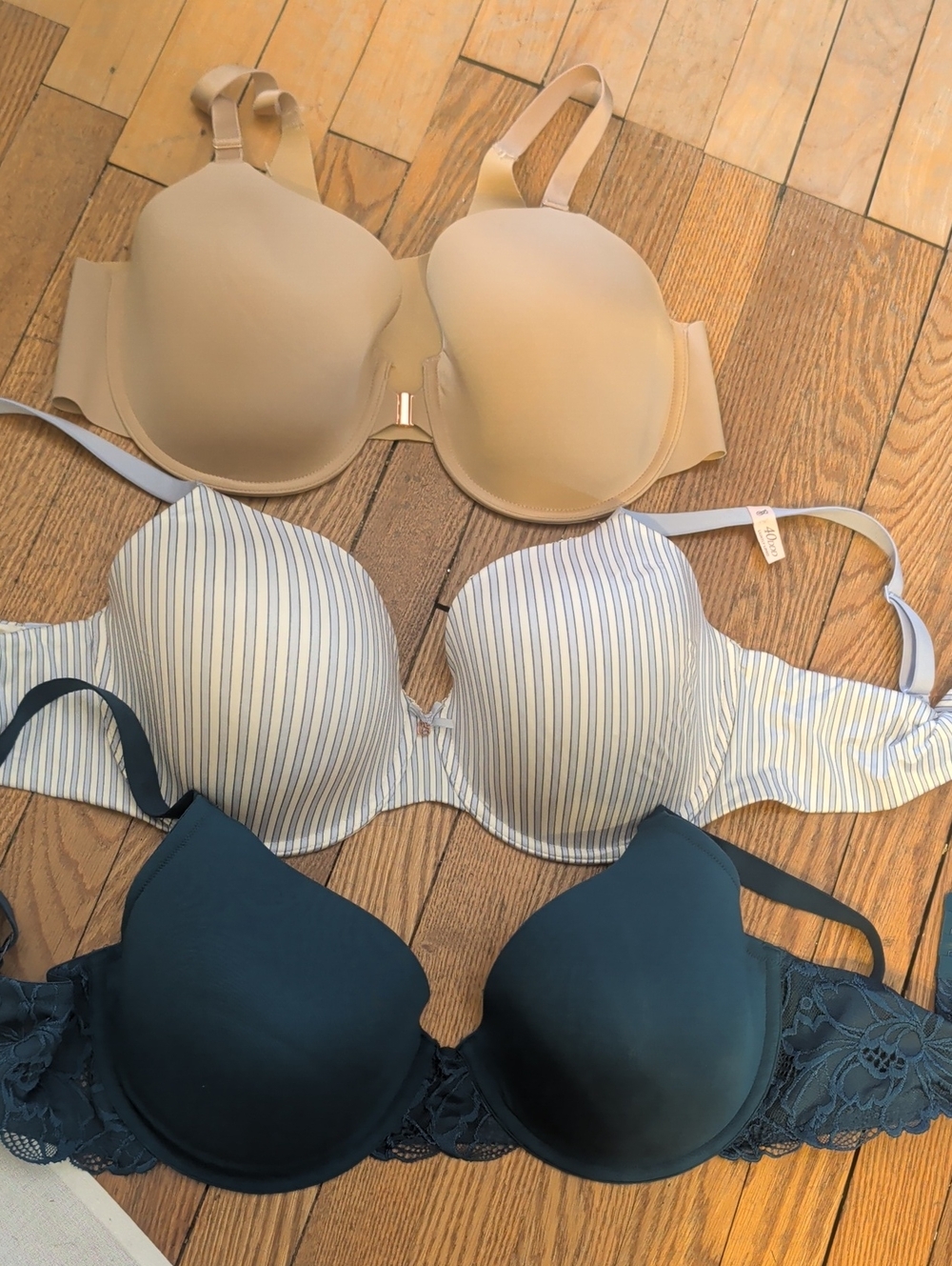 3 Bras.      New !     40DDD